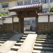 江戸時代に移築された御仮屋門