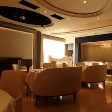 オレンジっぽく映ってますが実際はもっと白いです