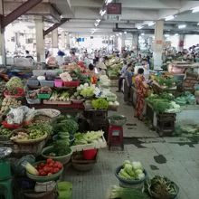 コープではない1階の市場