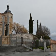 宿泊したホテルの右側にある宮殿のような建物
