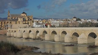 メスキータに向かう橋　橋の途中にある彫像が素晴らしい