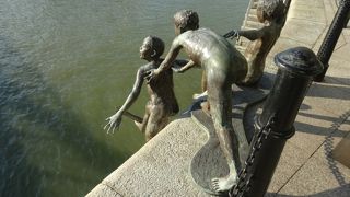 川に飛び込む子どもの像