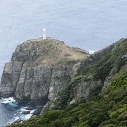 東シナ海を望む断崖絶壁に建つ灯台