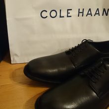 お店で買ったスーツ用の革靴です。1万円以上安く買えました。