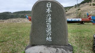 エメラルドグリーンの海と白い砂浜の海水浴場