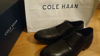 スーツ用の革靴、カジュアルな革靴デザインのスニーカーがある店。