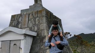 高浜海水浴場を眼下に望む展望所に立つ観音像