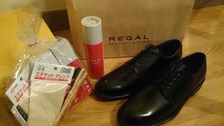 スーツ用の革靴が沢山並ぶお店。高価な靴から、B級品で低価格で買える靴まで幅広く選べます。