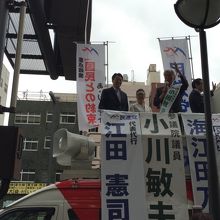 四谷三丁目駅の出口がある交差点から歩いて5分位です。