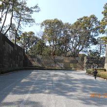 中雀門手前は大きくカーブしています。