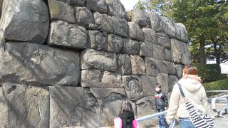 石垣に裂け目や割れ目が入っている門。