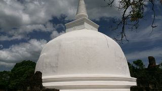 真っ白なストゥーパ