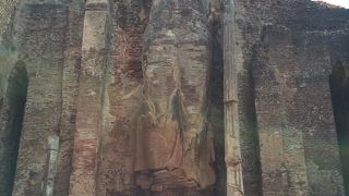 高い柱と崩れた立像