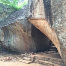 コブラ岩の下の瞑想場