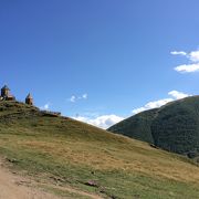 カズベギ山を望む標高2170mの教会