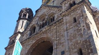 隣の記念館の青いステンドグラスが圧巻