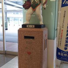 郵太郎は西口（金沢港口）にあります。