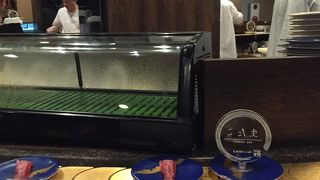 魚屋さんの100円ではない回転寿司です