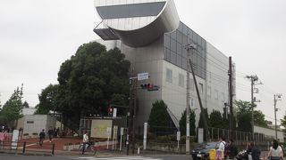 独創的な建物が特徴的