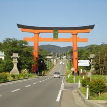 道の上にドドーンと建つ大鳥居