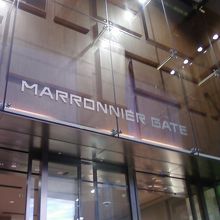 入り口のそばです。