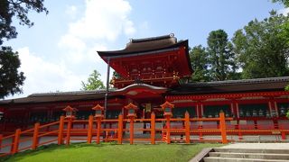 赤い社と燈籠が美しいです。