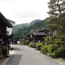 街道の右側に面している