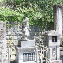 中央の少年像にせつなさを感じる