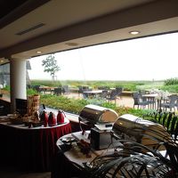 レストラン、朝食を取りましたが眺めだけは素晴らしいです。