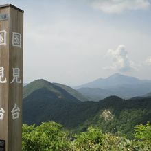 国見台展望台　右奥が磐梯山です