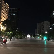 夜はライトアップされ幻想的です