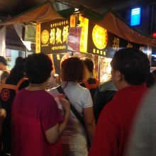 地元民が並んでも食べたい胡椒餅