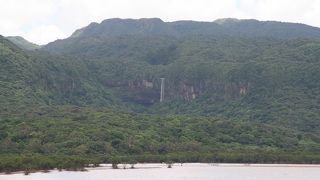 落差５４メートルの滝