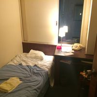 玄関開けたらすぐベット。んでゴローン(●???ω??●?)?