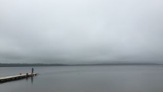 静かで広い湖。