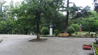 ジョージア独立へと貢献した人の銅像があり