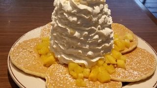 ホイップたっぷりのパンケーキ