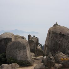 頂上付近の巨大な奇岩群