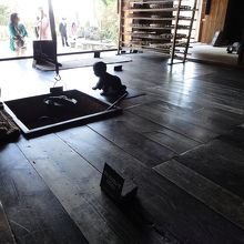 囲炉裏の前で手を突っ込もうとしています。