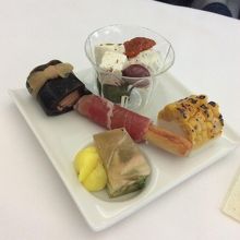 和食を選択。アミューズはコーンテリーヌ、銀鮭の昆布巻きほか