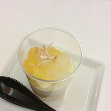 パイナップルとホワイトヨーグルトのムース   他にシュークリ