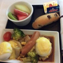 到着前は洋食選択   ふんわり玉子と子牛のソーセージ他