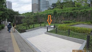 赤坂御門跡の背後の石垣の向こうには「紀州藩麹町邸の遺構」が復元されています。