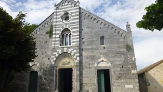 高台に建つ、ティンパヌムが印象的な教会