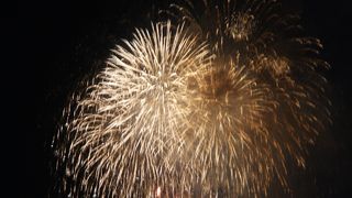 港から見る花火がきれいでした。