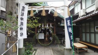 おしゃれなカフェと神社