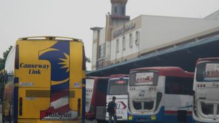 シンガポールからのバスが到着