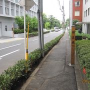 弾正坂は、それほど急な坂ではなく、緑の植え込みが綺麗になされています。