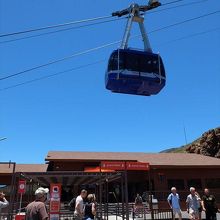 当日のチケット売り場やカフェなどが入っている下の駅。