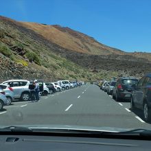 下の駅へ続く道が無料駐車場になっています。